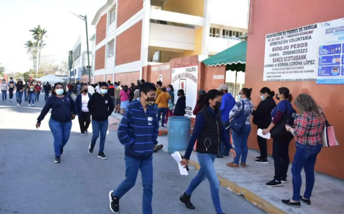 Adolescentes se vacunan contra Covid-19